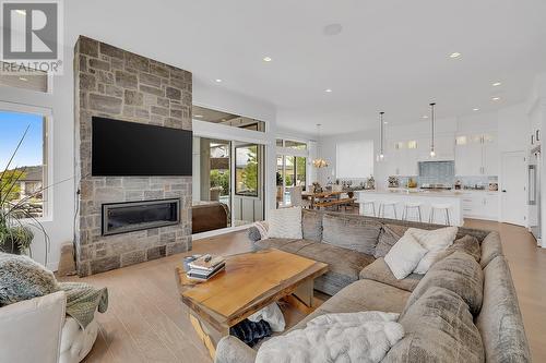 1678 Country Club Drive Unit# 1, Kelowna, BC - Indoor Photo Showing Living Room With Fireplace