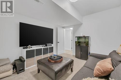 1678 Country Club Drive Unit# 1, Kelowna, BC - Indoor Photo Showing Living Room