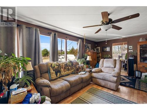 1525 Stafford Road, Kelowna, BC - Indoor Photo Showing Living Room