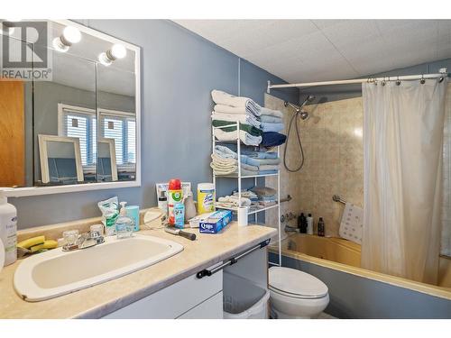1525 Stafford Road, Kelowna, BC - Indoor Photo Showing Bathroom