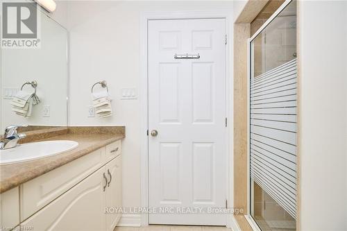 2457 Walker Court, Niagara Falls, ON - Indoor Photo Showing Bathroom