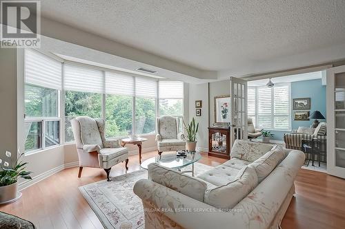 401 - 2121 Lakeshore Road, Burlington, ON - Indoor Photo Showing Living Room