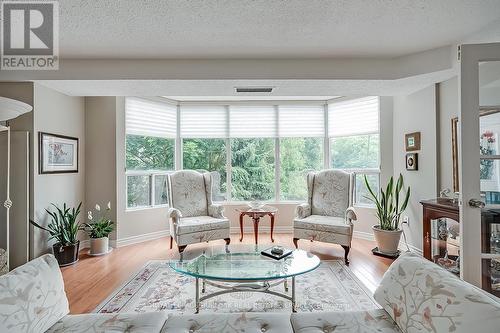 401 - 2121 Lakeshore Road, Burlington, ON - Indoor Photo Showing Living Room