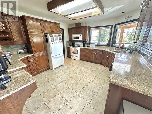 127 Barlow Avenue, Williams Lake, BC - Indoor Photo Showing Kitchen With Double Sink