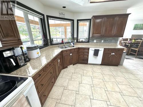 127 Barlow Avenue, Williams Lake, BC - Indoor Photo Showing Kitchen With Double Sink