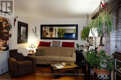 527 Front Street, Quinte West, ON - Indoor Photo Showing Living Room