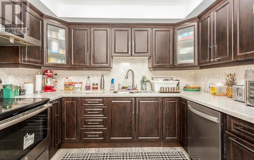 20 - 7255 Dooley Drive, Mississauga (Malton), ON - Indoor Photo Showing Kitchen With Upgraded Kitchen