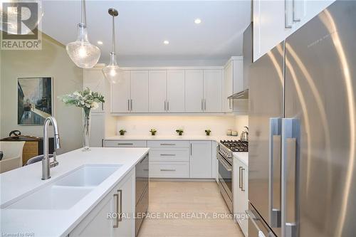 35 Taliesin Trail, Welland, ON - Indoor Photo Showing Kitchen With Double Sink With Upgraded Kitchen