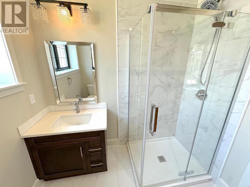 321 4Th Avenue Unit# B, Fernie, BC - Indoor Photo Showing Bathroom