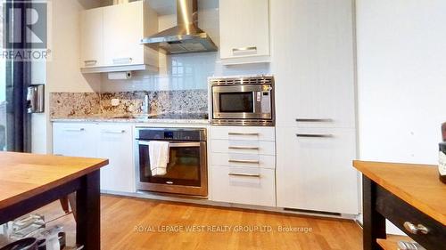 503 - 15 Beverly Street, Toronto (Kensington-Chinatown), ON - Indoor Photo Showing Kitchen With Upgraded Kitchen