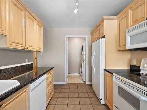 116-165 Kimta Rd, Victoria, BC - Indoor Photo Showing Kitchen