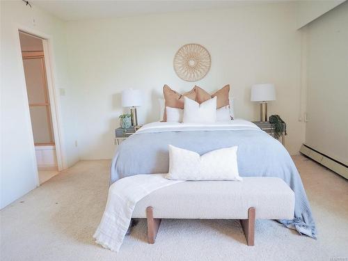 405-2930 Cook St, Victoria, BC - Indoor Photo Showing Bedroom