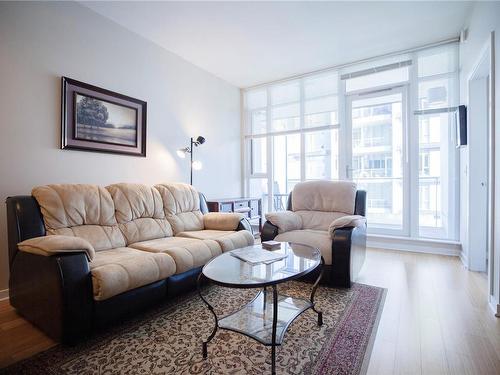 509-379 Tyee Rd, Victoria, BC - Indoor Photo Showing Living Room