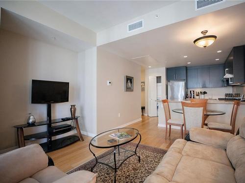 509-379 Tyee Rd, Victoria, BC - Indoor Photo Showing Living Room