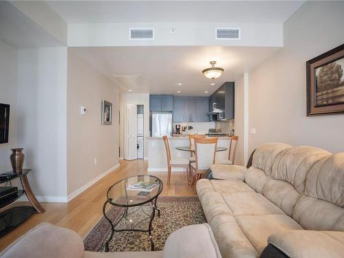 509-379 Tyee Rd, Victoria, BC - Indoor Photo Showing Living Room