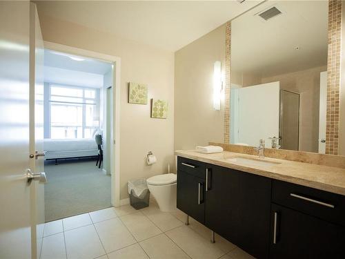 509-379 Tyee Rd, Victoria, BC - Indoor Photo Showing Bathroom