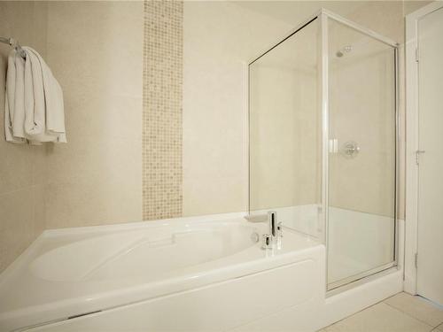 509-379 Tyee Rd, Victoria, BC - Indoor Photo Showing Bathroom