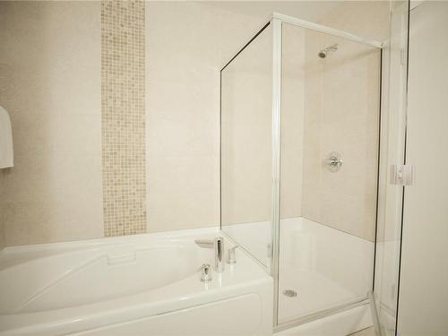509-379 Tyee Rd, Victoria, BC - Indoor Photo Showing Bathroom