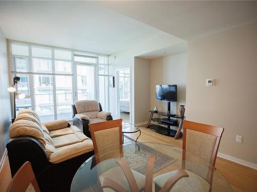 509-379 Tyee Rd, Victoria, BC - Indoor Photo Showing Living Room