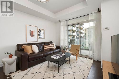 1003 - 35 Fontenay Court, Toronto, ON - Indoor Photo Showing Living Room