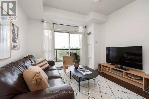 1003 - 35 Fontenay Court, Toronto, ON - Indoor Photo Showing Living Room