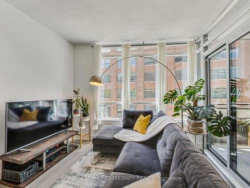 322-38 Dan Leckie Way, Toronto, ON - Indoor Photo Showing Living Room