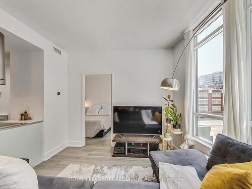 322-38 Dan Leckie Way, Toronto, ON - Indoor Photo Showing Living Room