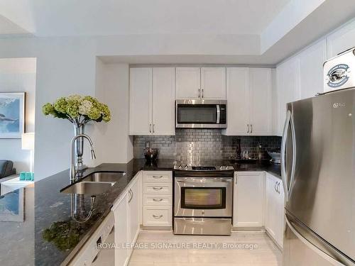220-80 Port St E, Mississauga, ON - Indoor Photo Showing Kitchen With Double Sink With Upgraded Kitchen