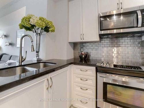 220-80 Port St E, Mississauga, ON - Indoor Photo Showing Kitchen With Double Sink With Upgraded Kitchen
