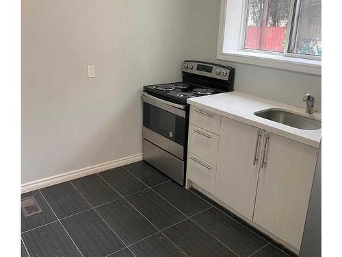 1184 Cannon St E, Hamilton, ON - Indoor Photo Showing Kitchen