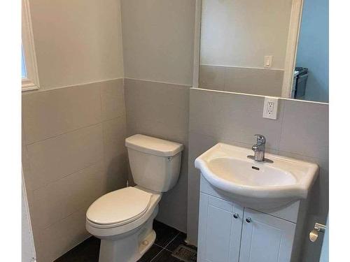 1184 Cannon St E, Hamilton, ON - Indoor Photo Showing Bathroom