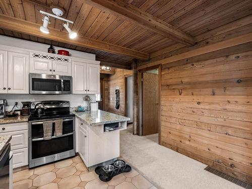 3801 Pineridge Drive, Kamloops, BC - Indoor Photo Showing Kitchen
