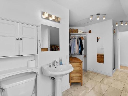 2079 Glenmohr Drive, Kamloops, BC - Indoor Photo Showing Bathroom