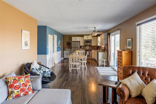 10692 Teresa Road, Lake Country, BC - Indoor Photo Showing Living Room