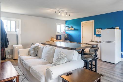 10692 Teresa Road, Lake Country, BC - Indoor Photo Showing Living Room