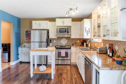 10692 Teresa Road, Lake Country, BC - Indoor Photo Showing Kitchen With Double Sink With Upgraded Kitchen