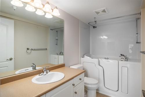 101-710 Rutland Road, Kelowna, BC - Indoor Photo Showing Bathroom