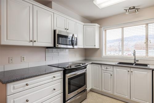 101-710 Rutland Road, Kelowna, BC - Indoor Photo Showing Kitchen With Double Sink