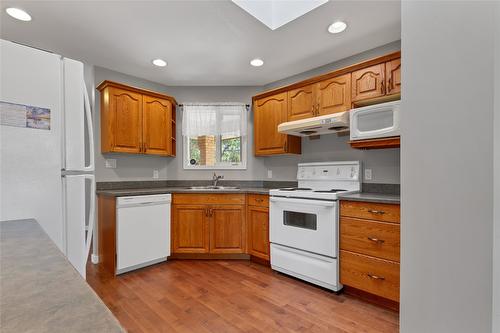 10333 Columbia Way, Vernon, BC - Indoor Photo Showing Kitchen With Double Sink