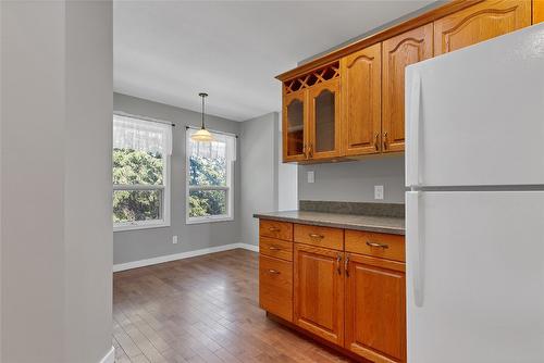 10333 Columbia Way, Vernon, BC - Indoor Photo Showing Kitchen