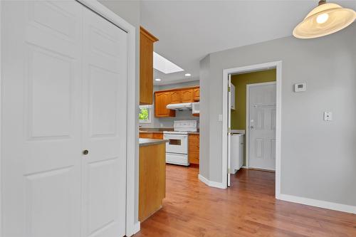 10333 Columbia Way, Vernon, BC - Indoor Photo Showing Kitchen
