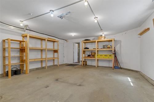 10333 Columbia Way, Vernon, BC - Indoor Photo Showing Garage