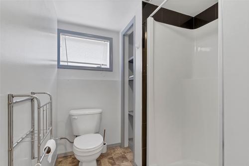 10333 Columbia Way, Vernon, BC - Indoor Photo Showing Bathroom
