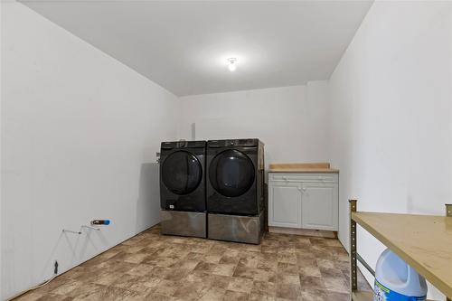 10333 Columbia Way, Vernon, BC - Indoor Photo Showing Laundry Room