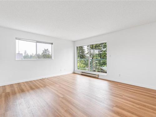 426-6711 Dover Rd, Nanaimo, BC - Indoor Photo Showing Living Room