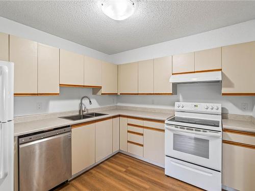 426-6711 Dover Rd, Nanaimo, BC - Indoor Photo Showing Kitchen With Double Sink