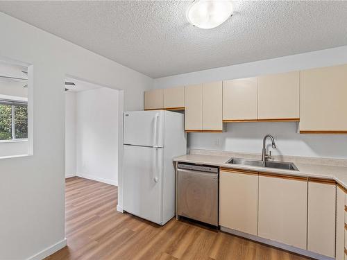 426-6711 Dover Rd, Nanaimo, BC - Indoor Photo Showing Kitchen