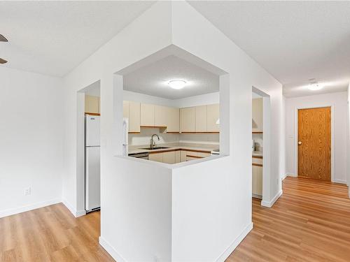 426-6711 Dover Rd, Nanaimo, BC - Indoor Photo Showing Kitchen