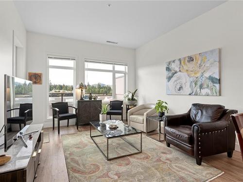 504-6540 Metral Dr, Nanaimo, BC - Indoor Photo Showing Living Room