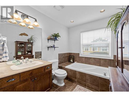 380 Providence Avenue Unit# 9, Kelowna, BC - Indoor Photo Showing Bathroom